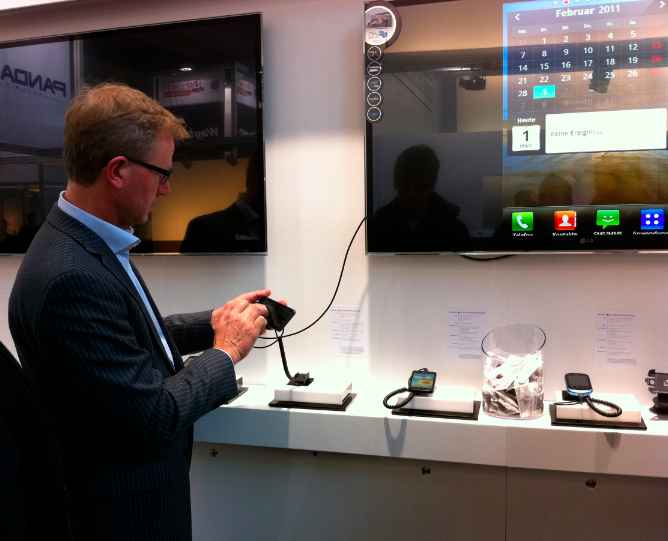 Präsentation des Smartphone LG P920 Optimus 3D von LG auf der Cebit 2011