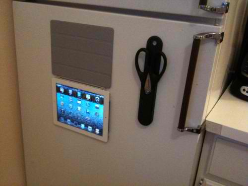 SmartCover hält ein iPad 2 an einem Kühlschrank
